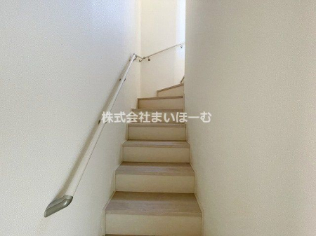 その他　【階段】階段には、手摺付きで安全です！取り外しもできるのでお引っ越し時も安心です。