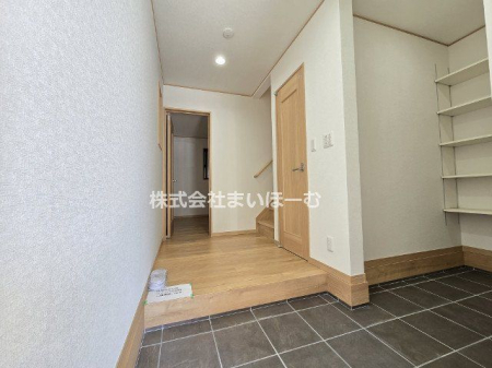 玄関　【玄関】広く設計された玄関は、開放感に富んでいます