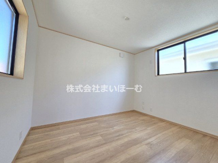 その他内観　【洋室】明るい洋室は寝室やお子さまの勉強部屋としても使いやすそうです