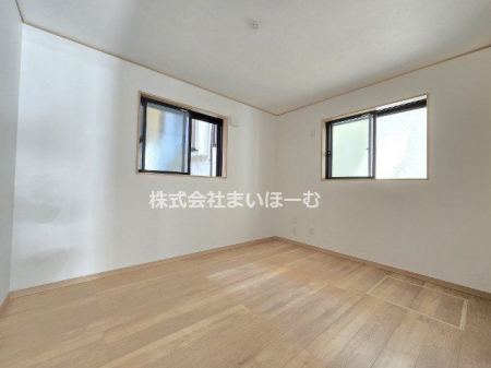 その他内観　【洋室】明るい洋室は寝室やお子さまの勉強部屋としても使いやすそうです