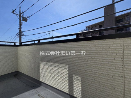 バルコニー　【バルコニー】2階と3階にある南向きのバルコニーは、どちらも陽当たりサンサンです♪