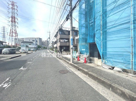 現地外観写真　【前面道路&外観】当社まいほーむにてご見学いただけます♪いつでも見られますので、お気軽にお問い合わせ下さい!(2025年7月17日撮影）