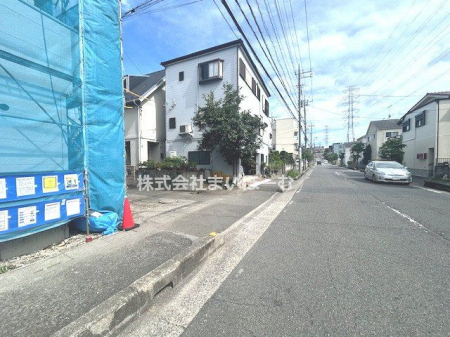 現地外観写真　【前面道路&外観】当社まいほーむにてご見学いただけます♪いつでも見られますので、お気軽にお問い合わせ下さい!(2025年7月17日撮影）