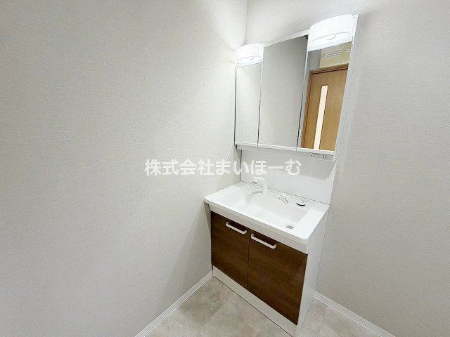 ʌ܎s΋搼4ڂ̒ÈˌĂ̐ʑEʏ