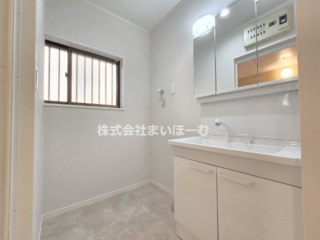 ʌs厚{ ̒ÈˌĂ̐ʑEʏ