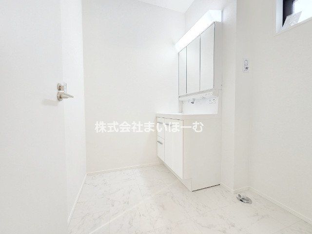 ʌs2ڂ̐VzˌĂ̐ʑEʏ