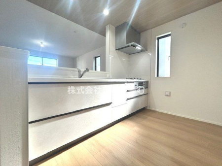 ��ʌ�����s���4���ڂ̐V�z��ˌ��ẴL�b�`��